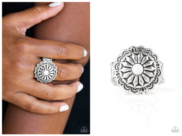 Daringly Daisy - White Ring